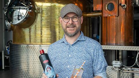 Inhaber und Geschäftsführer Stefan Penninger mit einem alkoholfreien Franz-Joseph-Longdrink. Seine damals schwangere Frau hatte das Penninger Alkoholfrei gedrängt.