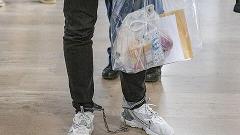 Mit Fu&szlig;fesseln wir der Angeklagte ins Gericht gebracht.