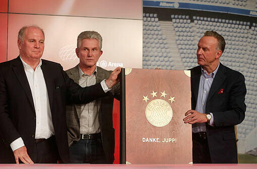 Die Vereinschronik als Abschiedsgeschenk: Jupp Heynckes flankiert von Bayern-Präsident Uli Hoeneß und Vorstandsvorsitzendem Karl Heinz Rummenigge.