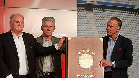 Die Vereinschronik als Abschiedsgeschenk: Jupp Heynckes flankiert von Bayern-Präsident Uli Hoeneß und Vorstandsvorsitzendem Karl Heinz Rummenigge.