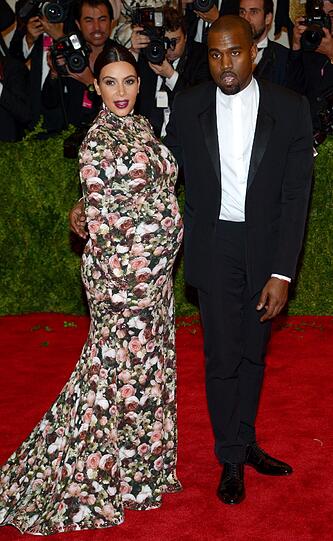 Das Kleid mit dem Blumenmuster schmälerte die Silhouette der hochschwangeren Kim Kardashian nicht unbedingt.