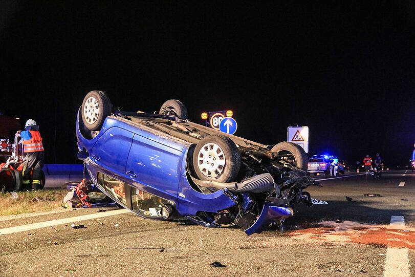 Unfall-Drama auf der A3 bei Nürnberg - Bilder vom Bergungseinsatz.