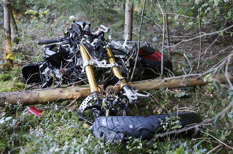 In Emertsham (Landkreis Traunstein) ereignete sich am Sonntag ein tödlicher Verkehrsunfall. Zwei Motorräder sind dabei in einen Audi gerast, ein Mann wurde dabei getötet.