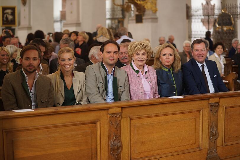 V.li. Daniel Schulz, Christina Maier-Hofer, Roman Schulz, Sigi Sommers Lebensgefährtin Louise Pallauf, Witwe Marian Schulz, Bürgermeister Josef Schmid.