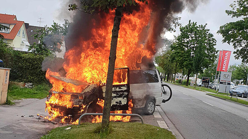 Der VW-Bus ist komplett ausgebrannt, verletzt wurde niemand.