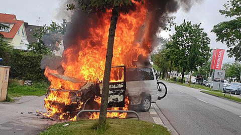 Der VW-Bus ist komplett ausgebrannt, verletzt wurde niemand.