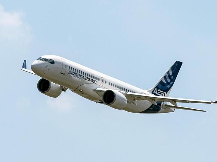 Bei der A220 handelt es sich um die frühere C-Serie von Bombardier, an der Airbus vergangenen Sommer die Mehrheit übernommen hatte.