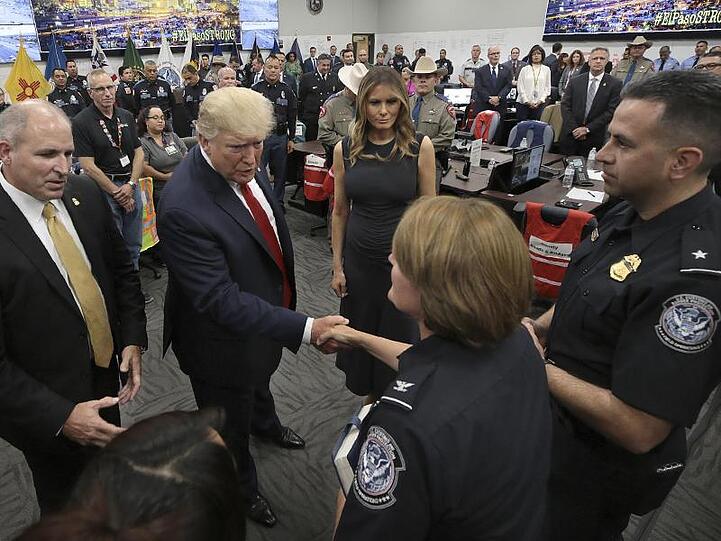 Präsident Donald Trump trifft die US-Zoll- und Grenzschutzbeamte Donna Sifford, die zum Zeitpunkt des Massakers von El Paso bei Walmart einkaufte und den Opfern half.
