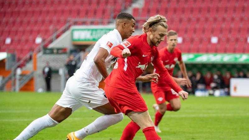 Felix Uduokhai von Augsburg und Emil Forsberg von Leipzig (l-r.) im Zweikampf um den Ball.