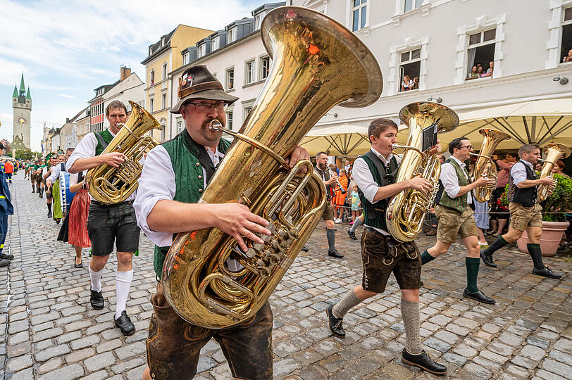 Musiker ziehen in Straubing durch die Straßen.