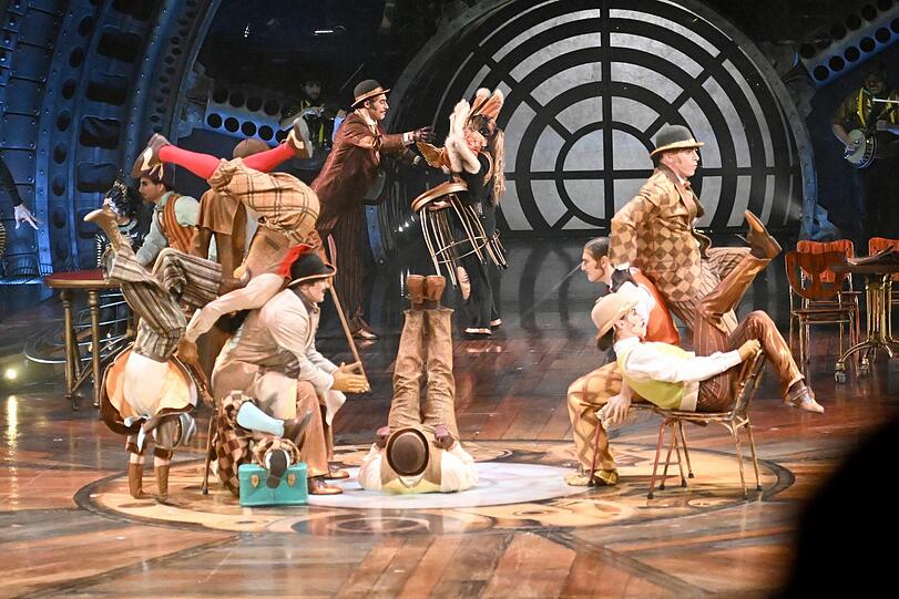 Eine Szene aus der Show "Kurios" des Cirque du Soleil auf der Theresienwiese.