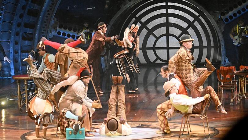 Eine Szene aus der Show "Kurios" des Cirque du Soleil auf der Theresienwiese. Eine Szene aus der Show "Kurios" des Cirque du Soleil auf der Theresienwiese.