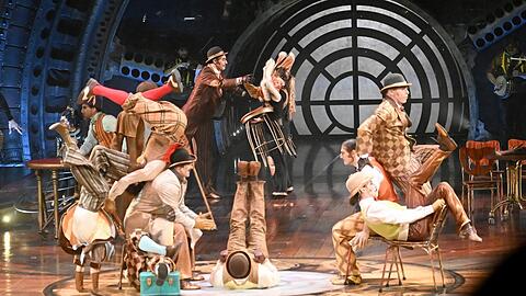 Eine Szene aus der Show "Kurios" des Cirque du Soleil auf der Theresienwiese.