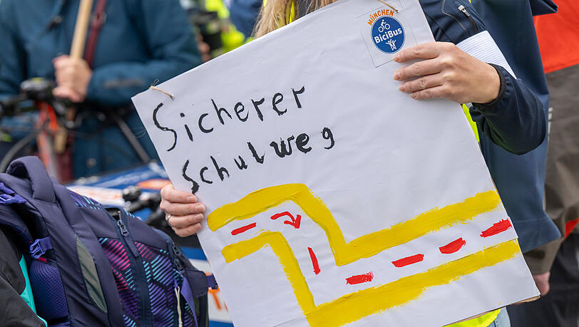 Das Münchner Projekt "BiciBus" ermöglicht es Schulkindern in der Stadt, gemeinsam und sicher mit dem Radl in die Schule zu fahren. Geradelt wird in der Gruppe, Erwachsene fahren mit und schirmen die Kinder vorne, hinten und seitlich vom Kfz-Verkehr ab.