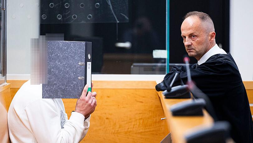 Der Angeklagte (links) sitzt im Gerichtssaal im Landgericht Hannover neben seinem Verteidiger Marcin Raminski. Der Angeklagte (links) sitzt im Gerichtssaal im Landgericht Hannover neben seinem Verteidiger Marcin Raminski.