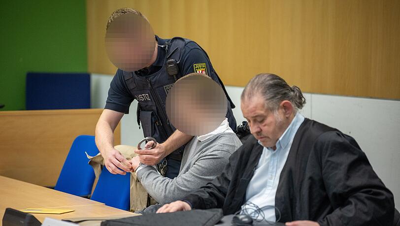 Anwalt V&ouml;lker k&uuml;ndigt f&uuml;r sp&auml;ter eine Erkl&auml;rung zur Sache an.
