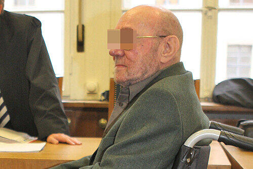 Auf den Rollstuhl und ein Beatmungsgerät angewiesen: Werner S. (77). Der Rentner steht unter Mordverdacht und muss sich vor dem Nürnberger Landgericht für das 32 Jahre zurückliegende Verbrechen verantworten.