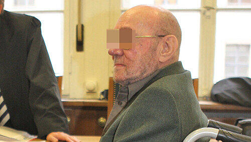Auf den Rollstuhl und ein Beatmungsgerät angewiesen: Werner S. (77). Der Rentner steht unter Mordverdacht und muss sich vor dem Nürnberger Landgericht für das 32 Jahre zurückliegende Verbrechen verantworten. Auf den Rollstuhl und ein Beatmungsgerät angewiesen: Werner S. (77). Der Rentner steht unter Mordverdacht und muss sich vor dem Nürnberger Landgericht für das 32 Jahre zurückliegende Verbrechen verantworten.