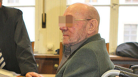 Auf den Rollstuhl und ein Beatmungsgerät angewiesen: Werner S. (77). Der Rentner steht unter Mordverdacht und muss sich vor dem Nürnberger Landgericht für das 32 Jahre zurückliegende Verbrechen verantworten.