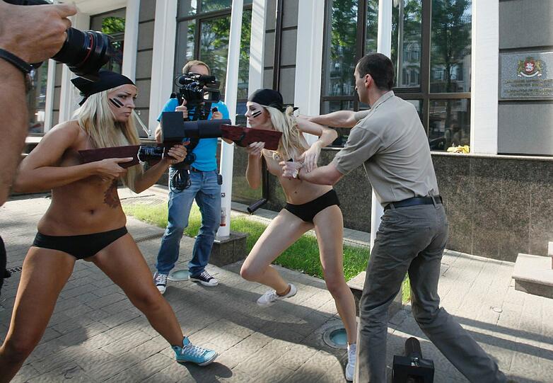 (Skurille) Frauen-Demos hat es in letzter Zeit öfter gegeben. Hier demonstrieren die Frauen der Gruppe FEMEN gegen die Inhaftierung eines georgischen Fotografen.