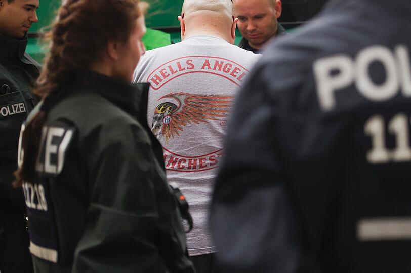 Razzia bei den Hells Angels: Poliziten verladen Motorräder, Bilder und andere Beweismittel und räumen ein Rocker-Clubhaus in Berlin aus. Die Bilder