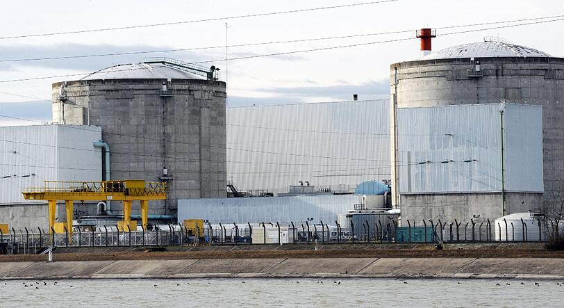 Bei einem Störfall im französischen Atomkraftwerk Fessenheim an der deutschen Grenze sind am Mittwoch zwei Menschen leicht verletzt worden.