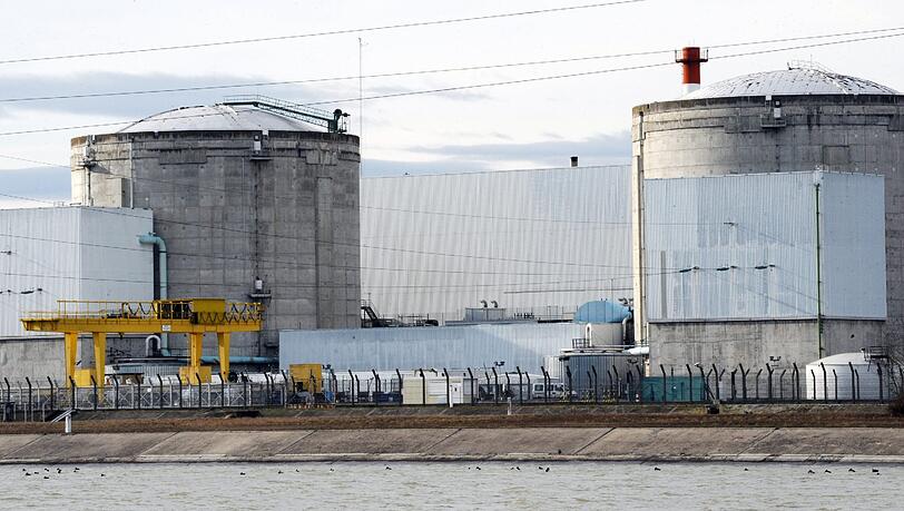 Bei einem Störfall im französischen Atomkraftwerk Fessenheim an der deutschen Grenze sind am Mittwoch zwei Menschen leicht verletzt worden. Bei einem Störfall im französischen Atomkraftwerk Fessenheim an der deutschen Grenze sind am Mittwoch zwei Menschen leicht verletzt worden.
