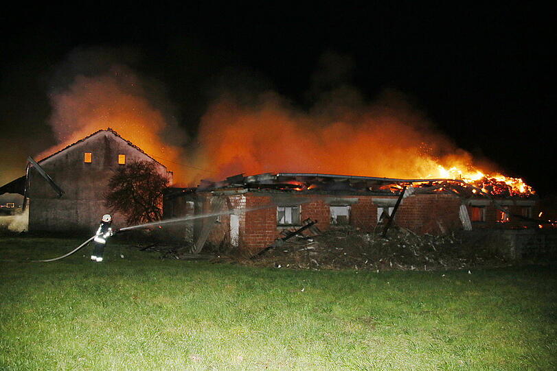 Scheunenbrand in Litlbach. Die Bilder vom Feuerwehreinsatz.