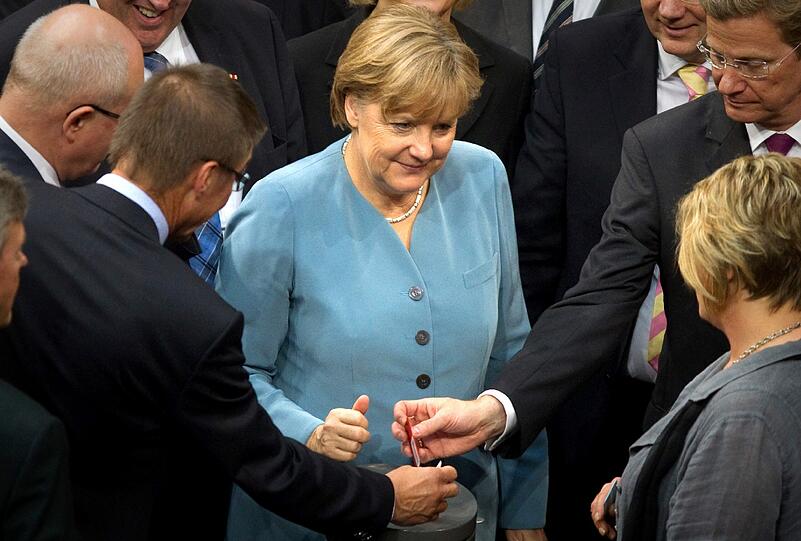 Im Juni 2011 besiegelt der Bundestag den Ausstieg aus der Atomkraft bis 2022. Merkel hatte sich nach der Atomkatastrophe in Fukushima zur Energiewende entschlossen.