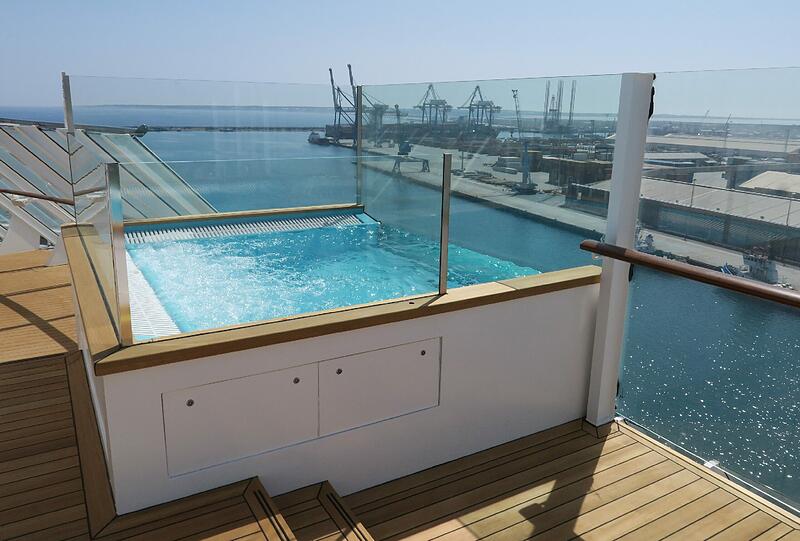 Highlight auf dem Patiodeck: zwei Infinitypools mit Blick in Fahrtrichtung.