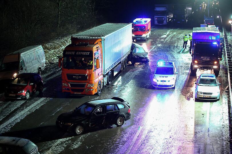 Mindestens 26 Autos, drei Sattelzüge und ein Kleinlaster sind am Samstag auf der A1 zwischen Hamburg und Lübeck ineinandergekracht.