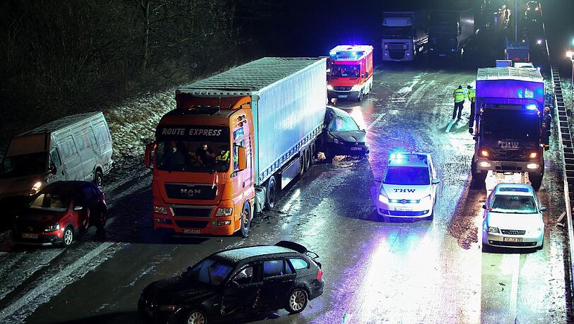 Mindestens 26 Autos, drei Sattelzüge und ein Kleinlaster sind am Samstag auf der A1 zwischen Hamburg und Lübeck ineinandergekracht. Mindestens 26 Autos, drei Sattelzüge und ein Kleinlaster sind am Samstag auf der A1 zwischen Hamburg und Lübeck ineinandergekracht.