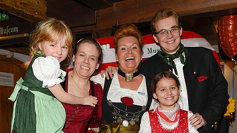 Schöner als jede Wiesn: Gabi Weishäupl zeigt sich an ihrem Geburtstag erstmals mit ihren privaten Glück &ndash; mit ihren zwei Kindern Verena und Emanuel und ihren Enkeln Alina (11, r.) und Isabella (5).