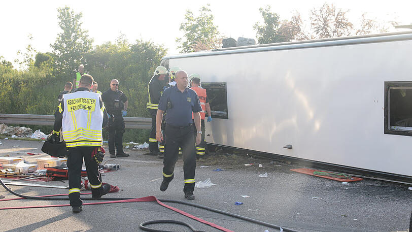 Bilder vom Unfallort auf der A9, wo sich ein Flixbus überschlagen hat. Ein Fahrgast ist ums Leben gekommen, etliche weitere erlitten zum Teil schwerste Verletzungen.