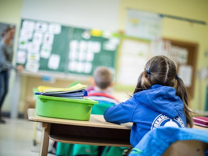 Schülerinnen und Schüler sitzen in ihrem Klassenraum. Foto: Marcel Kusch/dpa/Symbolbild