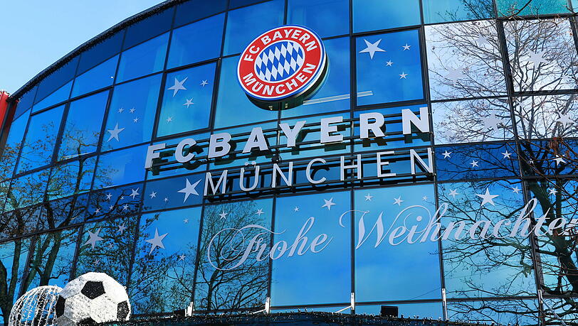 Weihnachtlich geschmückt: Die Vereinszentrale des FC Bayern an der Säbener Straße.