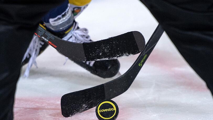 Eishockeyspieler kämpfen um dem Puk.