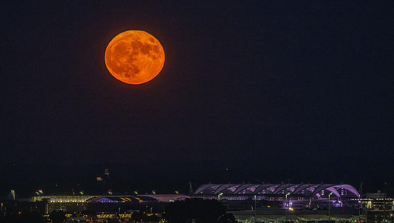 Der Vollmond am Abend über dem Flughafen München im Hallbergmoos. Der Vollmond am Abend über dem Flughafen München im Hallbergmoos.