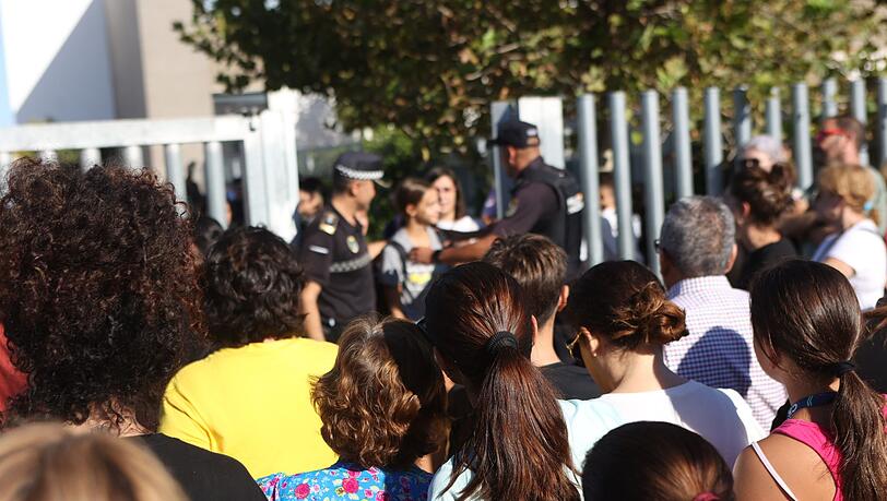 Eltern und Verwandte der Schüler stehen nach dem Angriff vor der Schule in Jerez de la Frontera.