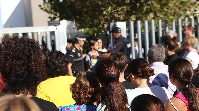 Eltern und Verwandte der Schüler stehen nach dem Angriff vor der Schule in Jerez de la Frontera.