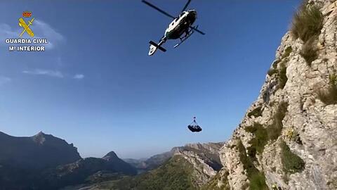 Eine beim Wandern auf Mallorca tödlich verunglückte Deutsche wird mit Hilfe eines Hubschraubers aus unwegsamem Gelände geborgen.