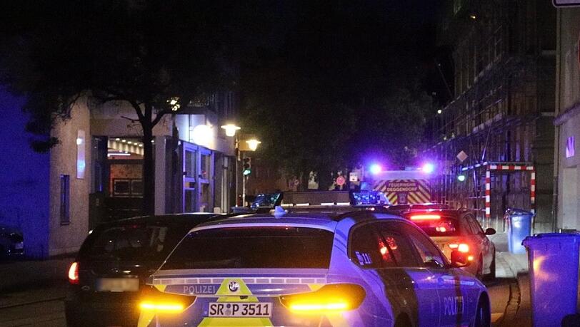 Anwohner hören Schussgeräusche - und finden einen verletzten Mann. Die Polizei nimmt nach stundenlanger Fahndung zwei Tatverdächtige fest.