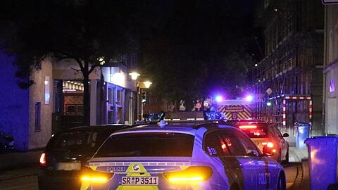Anwohner hören Schussgeräusche - und finden einen verletzten Mann. Die Polizei nimmt nach stundenlanger Fahndung zwei Tatverdächtige fest.