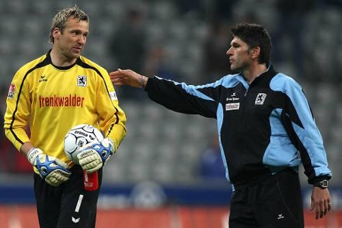 Keeper Michael Hofmann und Trainer Uwe Wolf nach dem Spiel gegen Kaiserslautern.