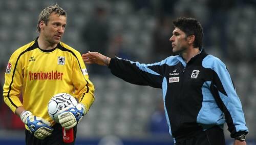 Keeper Michael Hofmann und Trainer Uwe Wolf nach dem Spiel gegen Kaiserslautern. Keeper Michael Hofmann und Trainer Uwe Wolf nach dem Spiel gegen Kaiserslautern.
