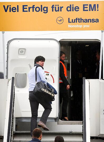 Abflug zum Titel? Die DFB-Elf ist nach Polen gestartet. Die Bilder