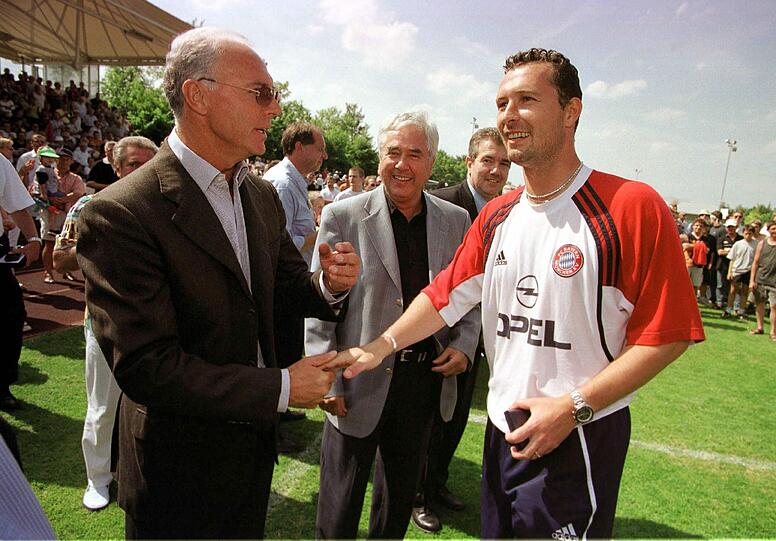 Wenn der Vater mit dem Sohne einmal ausgeht, stand Stefan immer im Schatten von Vater Franz Beckenbauer, so wie auch 2001 bei der Meisterfeier der Bayern-Jugend.