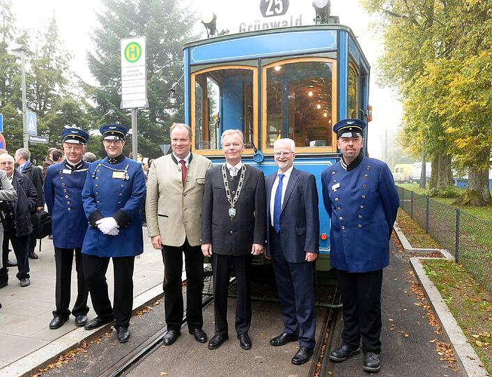 Landrat Göbel, Bürgermeister Neusiedl und MVG-Chef König (v.l.n.r.) vor dem "A-Wagen" in Grünwald.