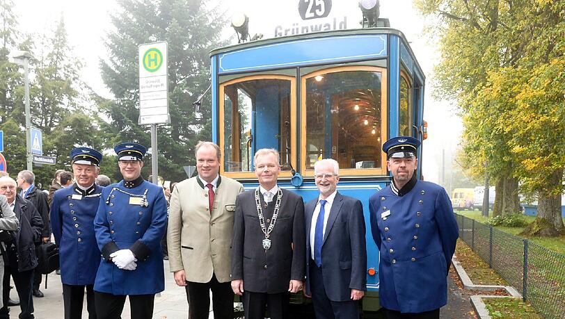 Landrat Göbel, Bürgermeister Neusiedl und MVG-Chef König (v.l.n.r.) vor dem "A-Wagen" in Grünwald. Landrat Göbel, Bürgermeister Neusiedl und MVG-Chef König (v.l.n.r.) vor dem "A-Wagen" in Grünwald.