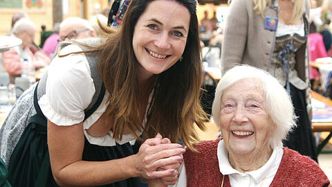 Strahlende Gesichter auf der Oidn Wiesn: Natalie Schmid und Rentnerin Maria Regina Voll (93).